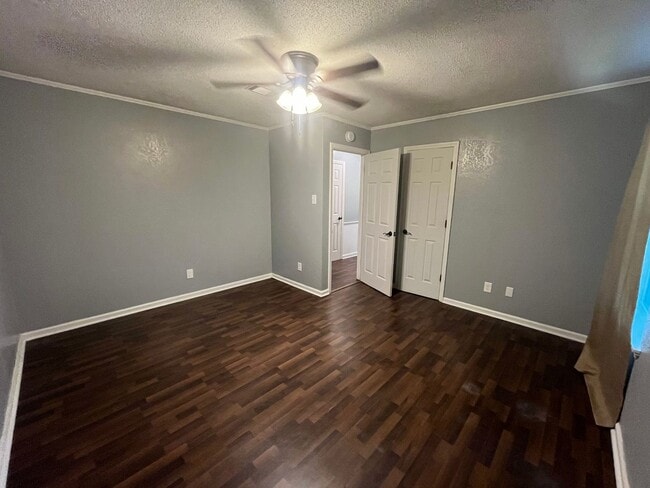 Building Photo - New Listing!
