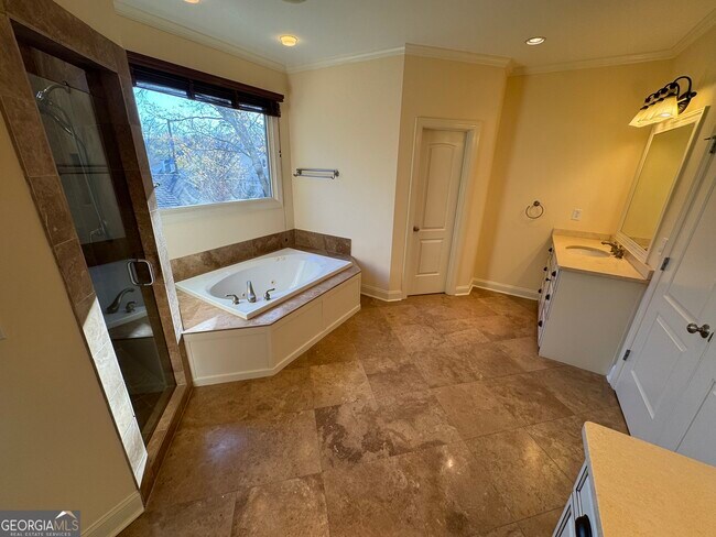 Building Photo - 1092 McLynn Ave NE