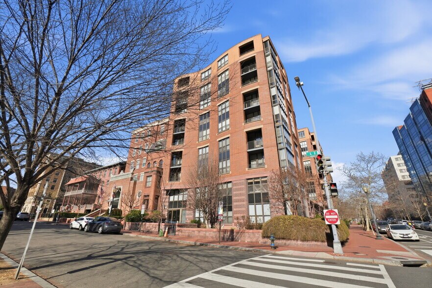 Building Photo - 1001 L St NW