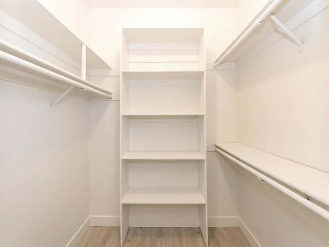 Building Photo - 431 S Kingsley Dr