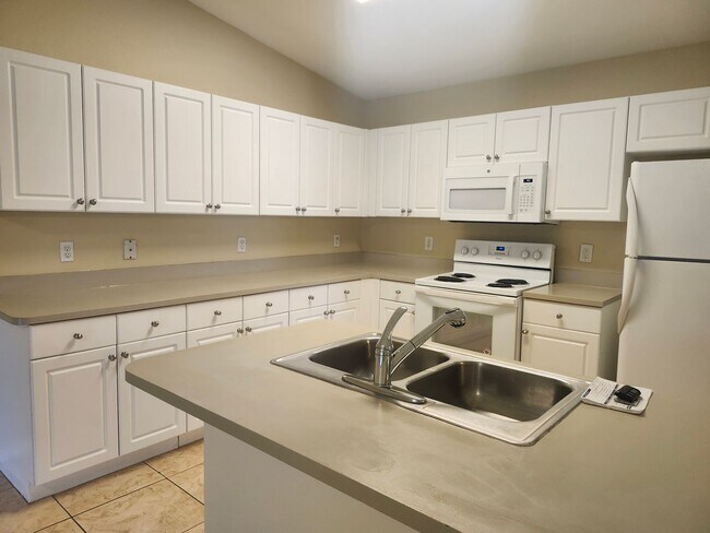 Building Photo - 3 bedroom 2 bath 1 car garage duplex