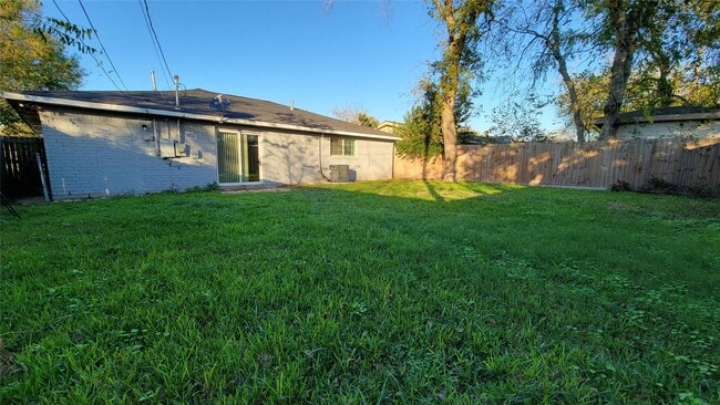 Building Photo - 3819 Heatherbrook Dr