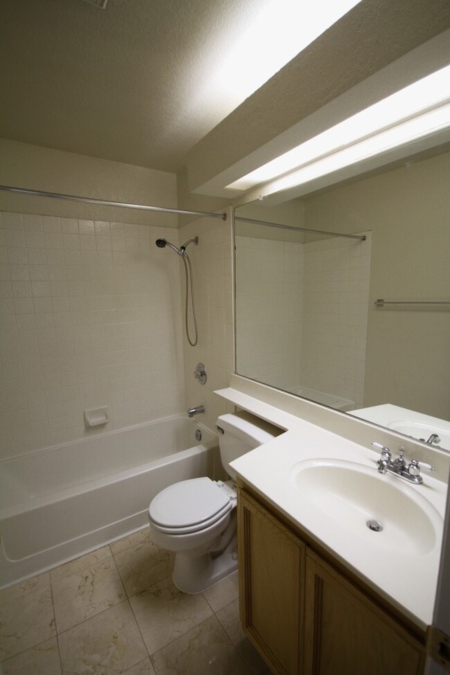 Building Photo - Charming 3Br/2BA/ 1444SF Available Now! Te...