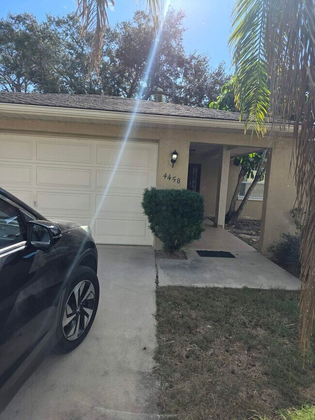 Building Photo - 4458 Dewey Dr