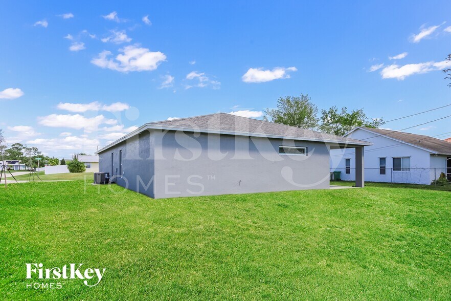 Building Photo - 1298 SW Crost Ave