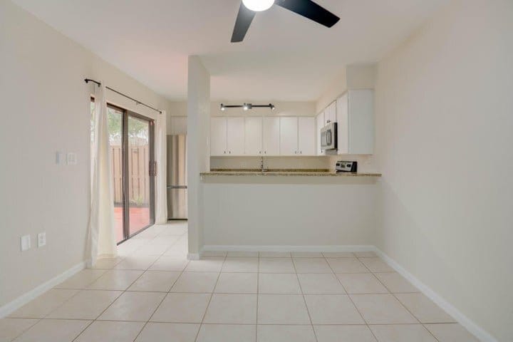 Building Photo - 904 9th Ct
