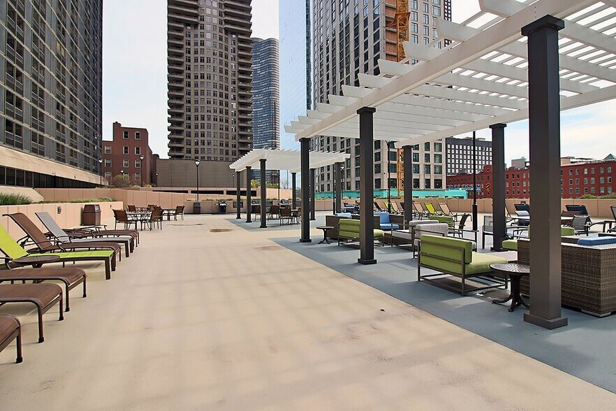 Building Photo - 443 E Ohio St