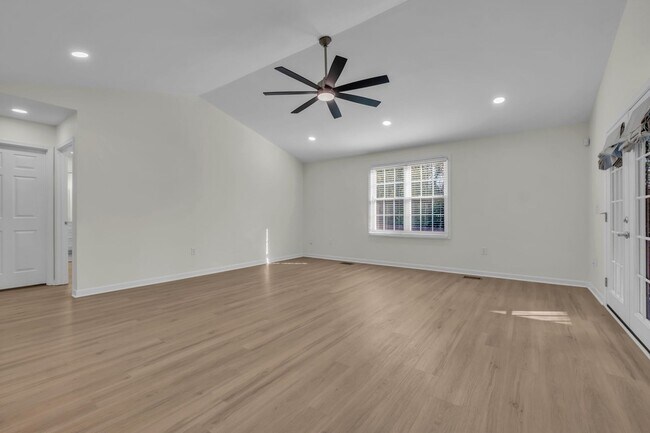 Building Photo - 129 Vintage Cir