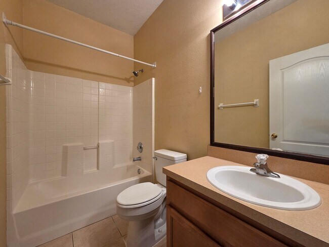 Building Photo - 3 Bedroom, 2 Bathroom Home in Sanford!