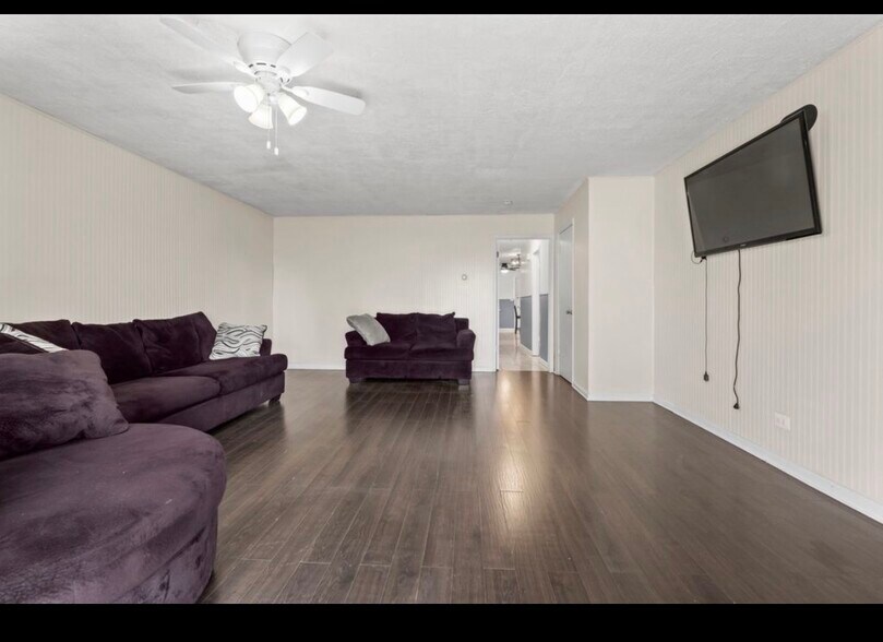 Living room - 3243 S 49th Ave