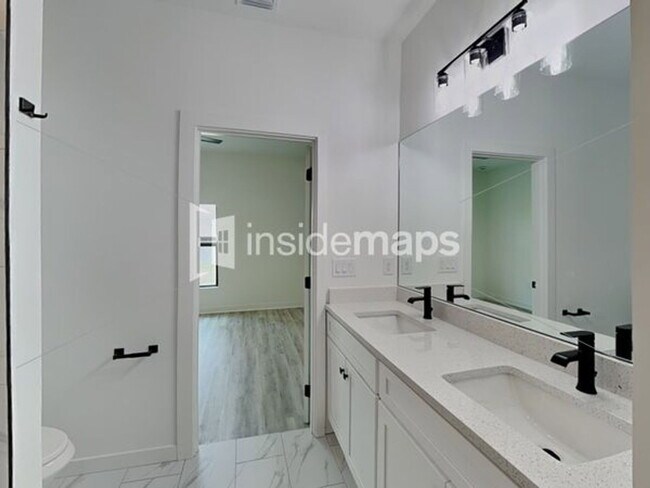 Building Photo - 212 Ichabod Ave