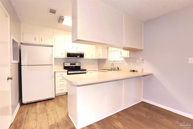 Building Photo - 648 Green Pine Dr