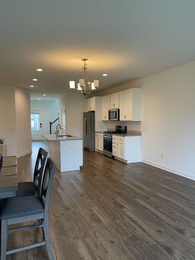 Building Photo - Spacious Home in Westhill Community
