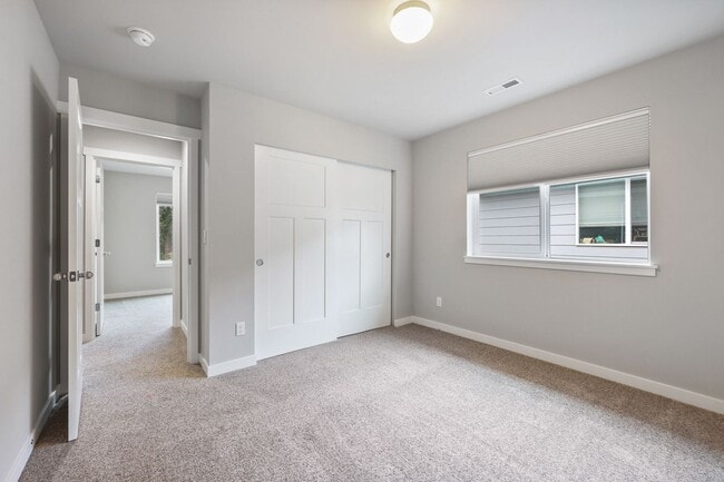 Building Photo - Community beach access! 4 bedrooms 2.5 baths.