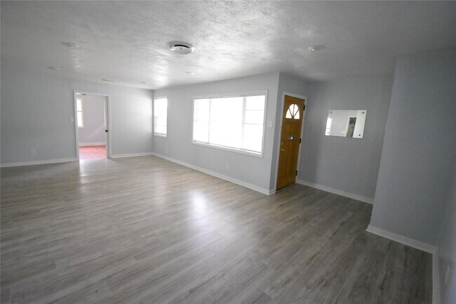 Building Photo - 1706 Oaks Dr