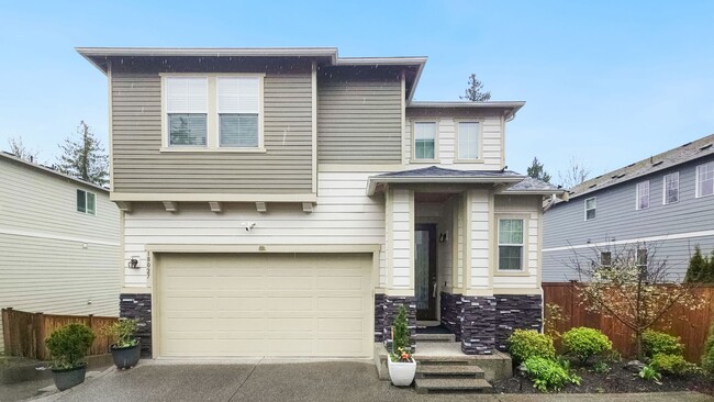 Building Photo - Beautiful, Light-Filled Home Bordering Protected Greenbelt