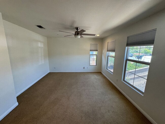 Building Photo - Beautiful Mission Valley Townhome in Escal...