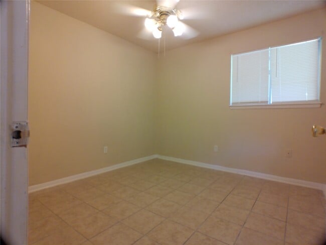Building Photo - 1301 Glenmore Dr