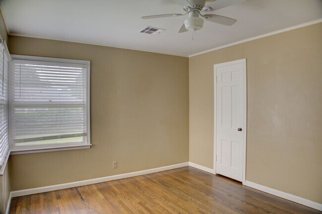 Building Photo - Well Maintained Midtown Home