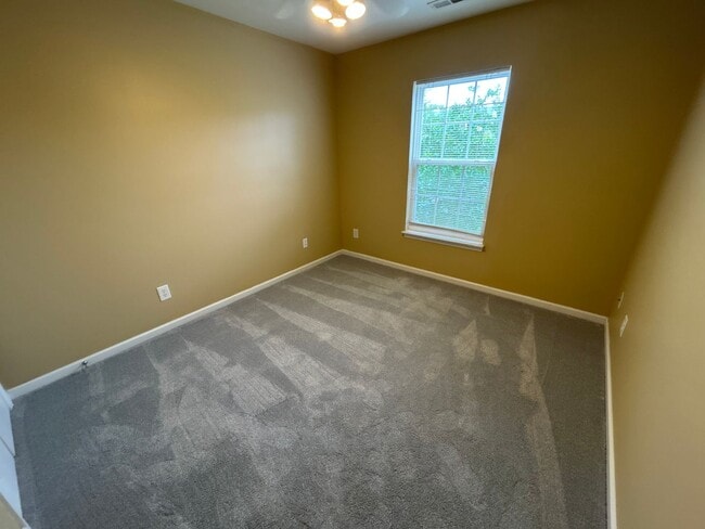 Building Photo - 3 Bed | 2.5 Bath Townhouse in North Raleigh