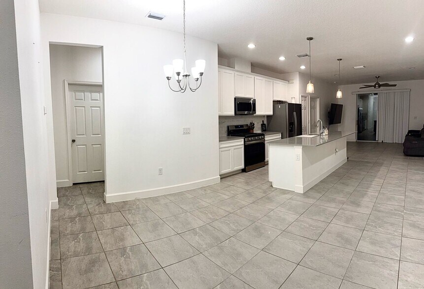 Building Photo - 5613 De Coronado Dr