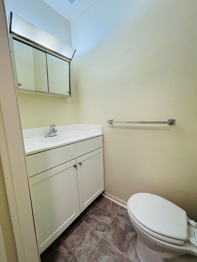 Building Photo - 2 Bedroom, 1.5 Bath Townhouse