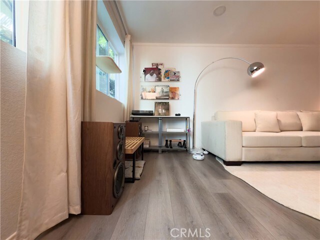 Building Photo - 532 N Rossmore Ave