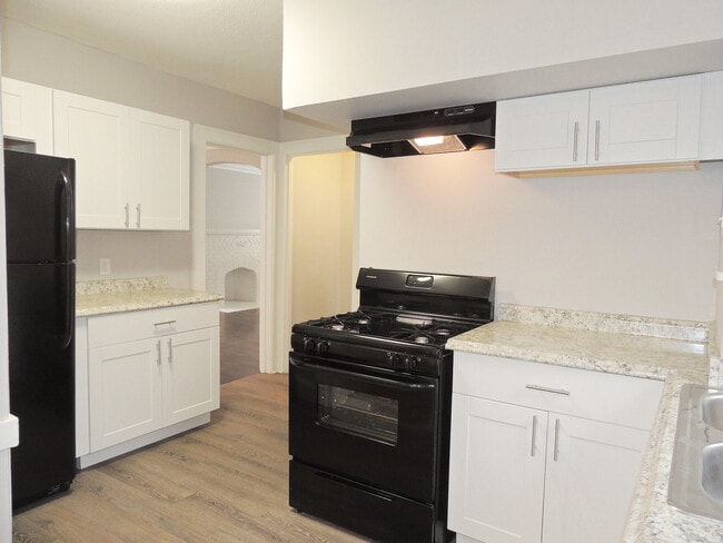 Building Photo - 3 Bed - 1.5 bath Colonial for Rent!