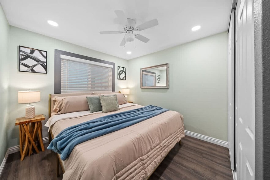 Building Photo - 10983 Parkdale Ave