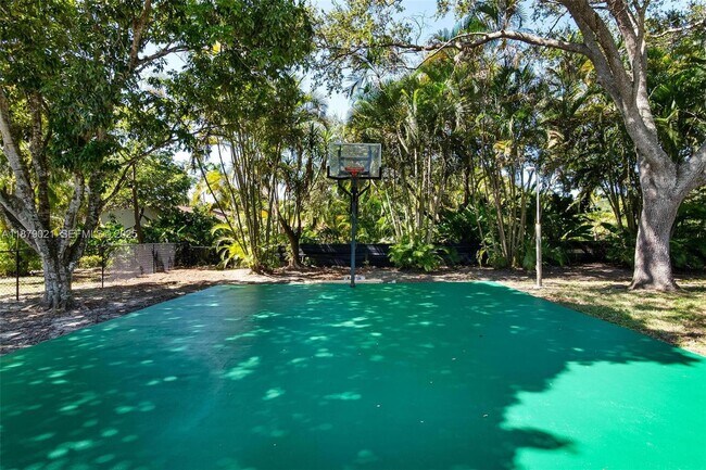 Building Photo - 11301 SW 91 Ave