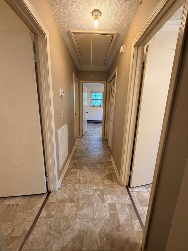 Building Photo - 10 Dogwood Ln