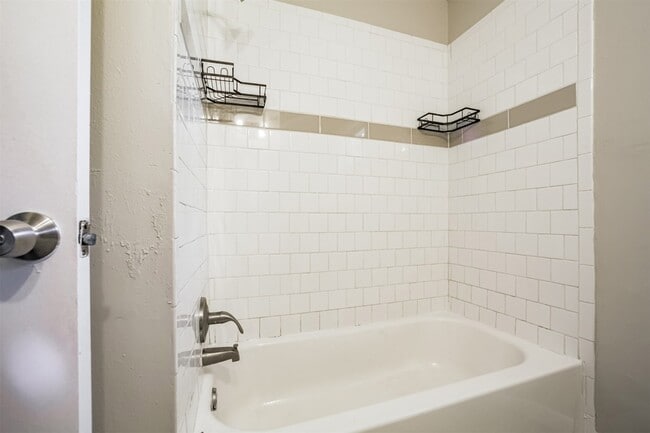 Building Photo - 1306 Glencrest Dr
