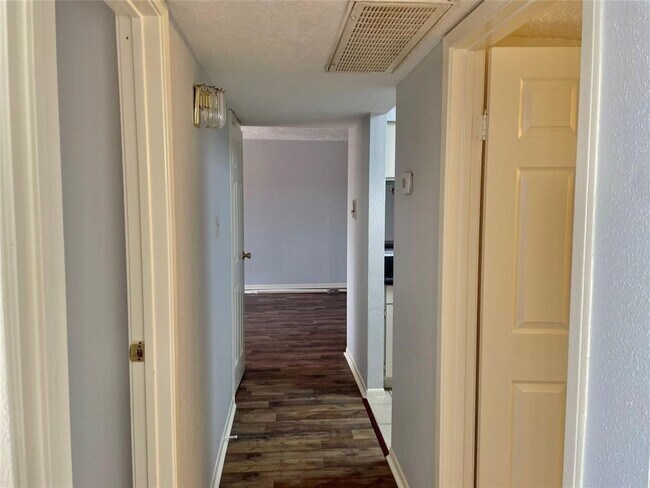 Building Photo - 3025 Walnut Bend Ln