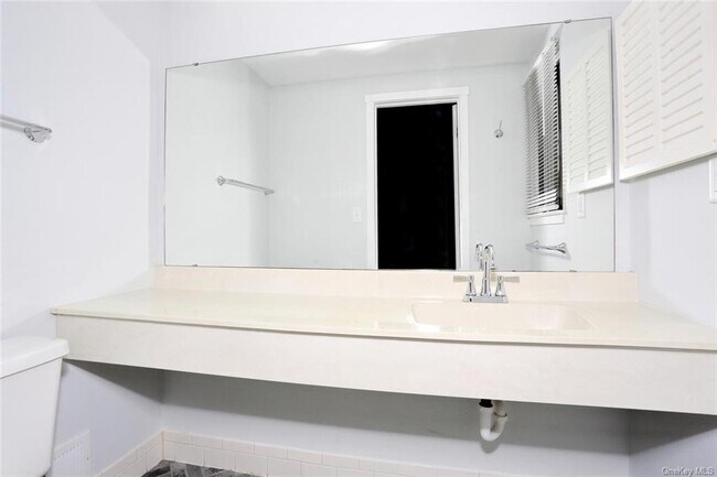 Building Photo - 161 Treetop Cir