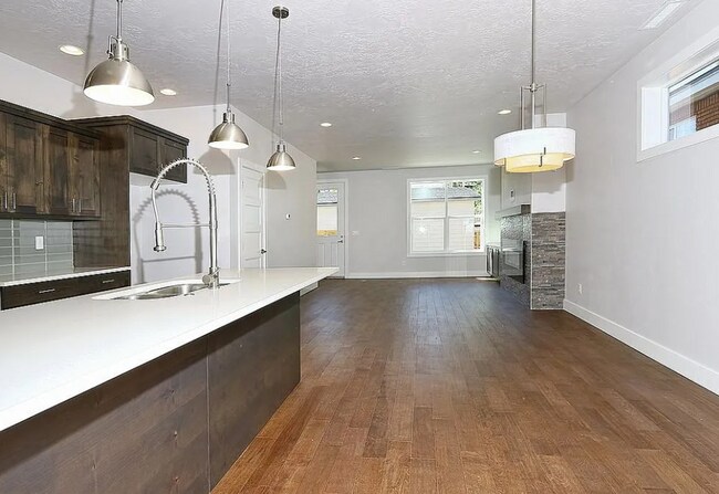 Building Photo - 2805 W Pleasanton Ave