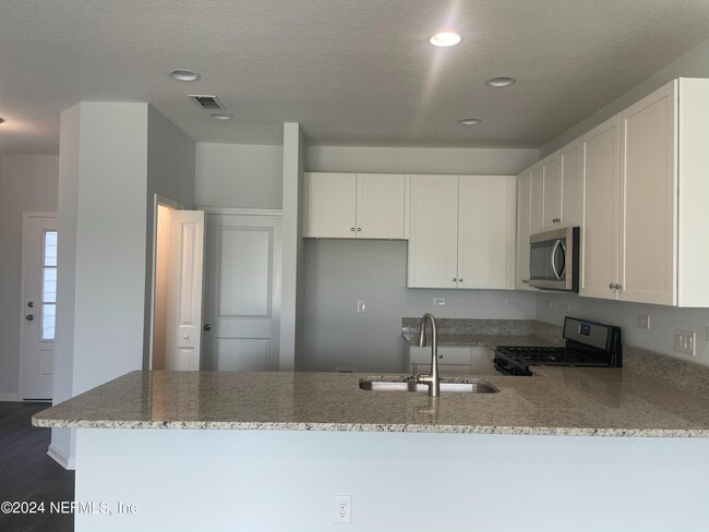 Building Photo - 34 Pinebury Ln