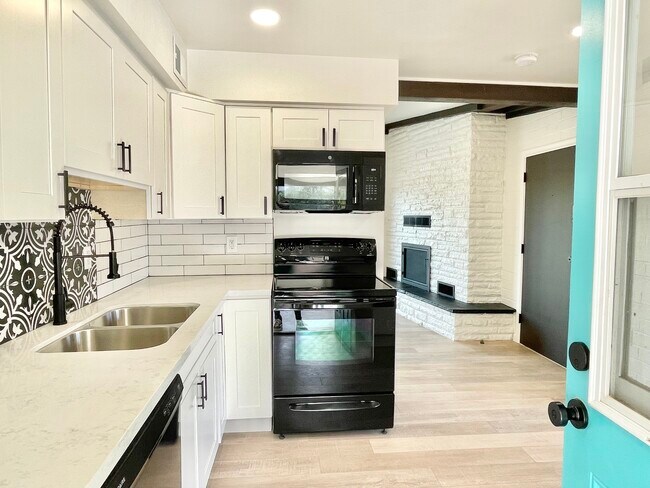 Building Photo - 37830 N Linda Dr