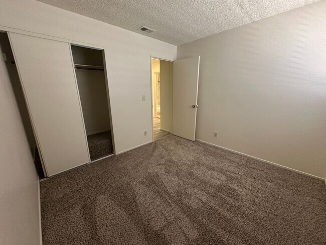 Building Photo - 3 Bedroom 2 Bathroom Home with Yard