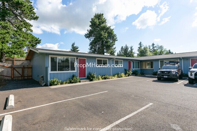 Building Photo - Wonderfully Updated NE Portland Glenfair One Bedroom Apartment w/ Private Patio!