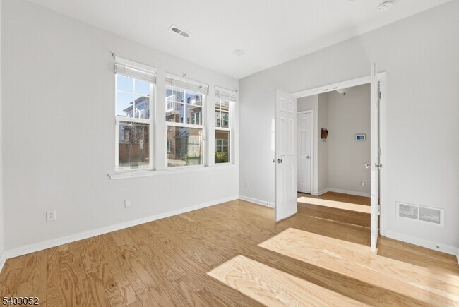 Building Photo - 38 Bond St