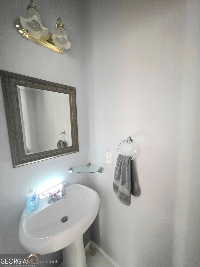 Building Photo - 564 Edgefield Way