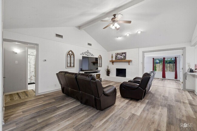 Building Photo - Charming 4 bedroom/2 Bath Home COMING SOON!