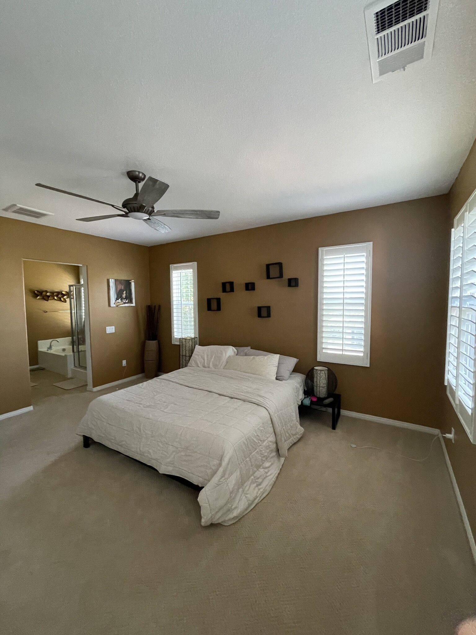 Large master bedroom with views and en-suite - 26019 Brinton Plz