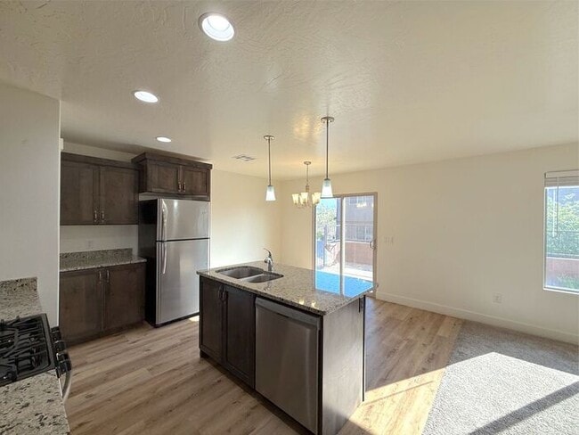 Building Photo - 4 Bed, 2.5 Bath Home with 2 Car Garage