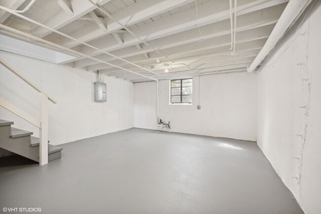 Building Photo - 528 Poplar Dr