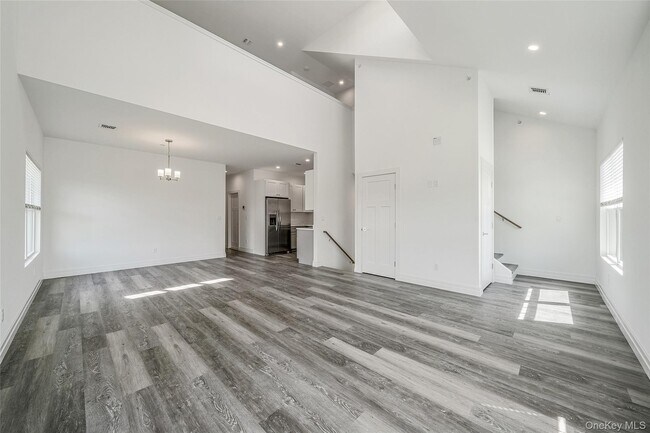 Building Photo - 725 Eastview Dr