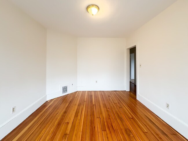 Building Photo - 620 River St