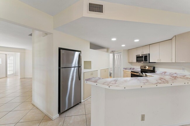 Building Photo - 3 Uno Lago Dr