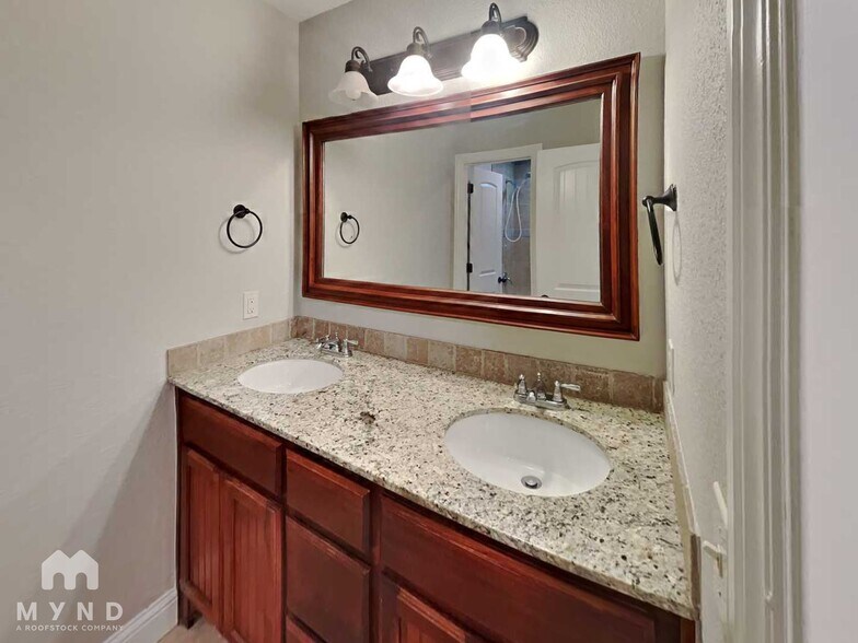 Building Photo - 102 NE Larkspur Ln