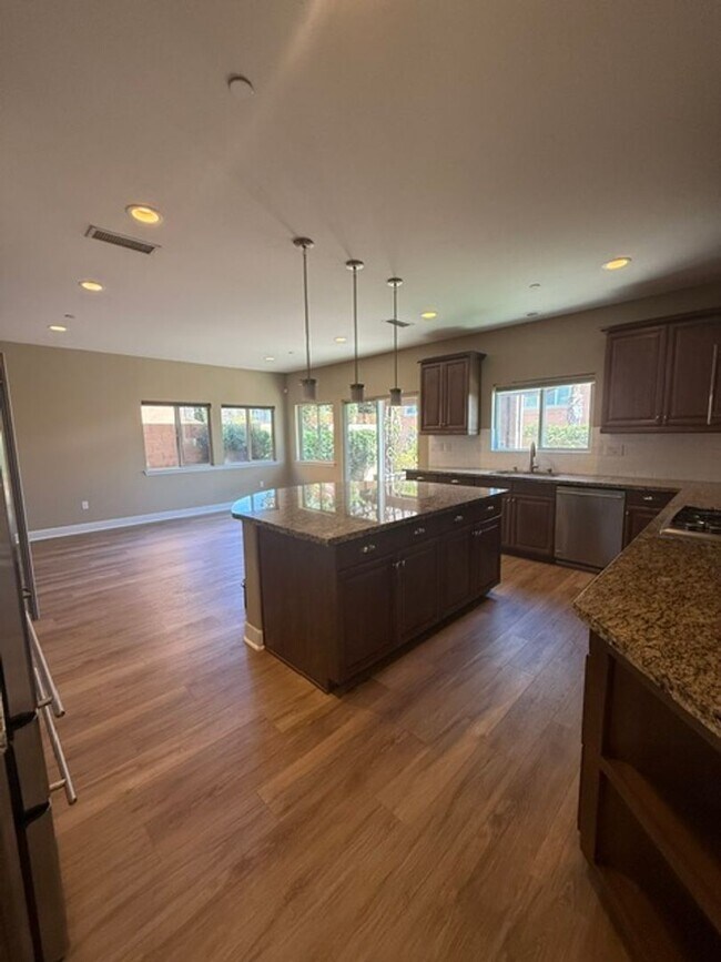 Building Photo - Model Home in desirable Moorpark Highlands!